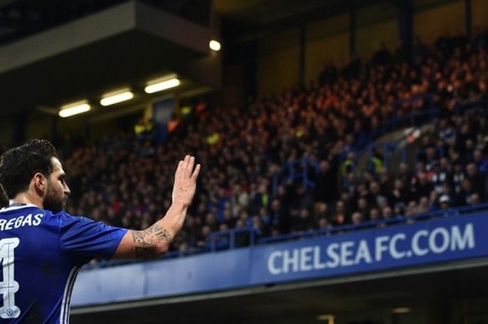 Gelandang Chelsea, Cesc Fabregas, beraksi dalam laga ronde ketiga Piala FA kontra Peterborough United di Stadion Stamford Bridge, London, Inggris, 8 Januari 2017.
