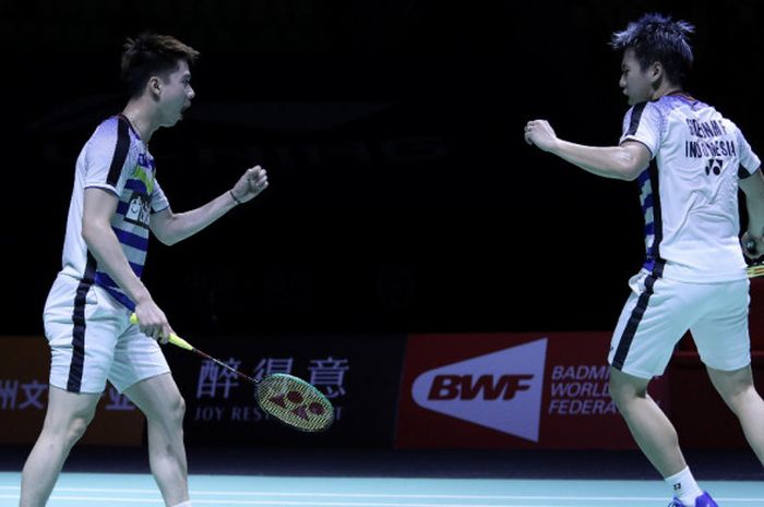 Pasangan ganda putra Indonesia, Marcus Fernaldi Gideon/Kevin Sanjaya Sukamuljo, melakukan selebrasi saat memenangi poin dalam laga melawan Liu Cheng/Zhang Nan (China) pada babak semifinal turnamen Fuzhou China Open 2018 di Haixia Olympic Sports Center, Sabtu (10/11/2018).