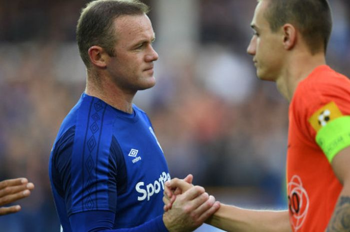 Striker Everton, Wayne Rooney, bersamalam dengan pemain Ruzomberok dalam leg pertama putaran ketiga Kualifikasi Liga Europa, Kamis (27/7/2017).