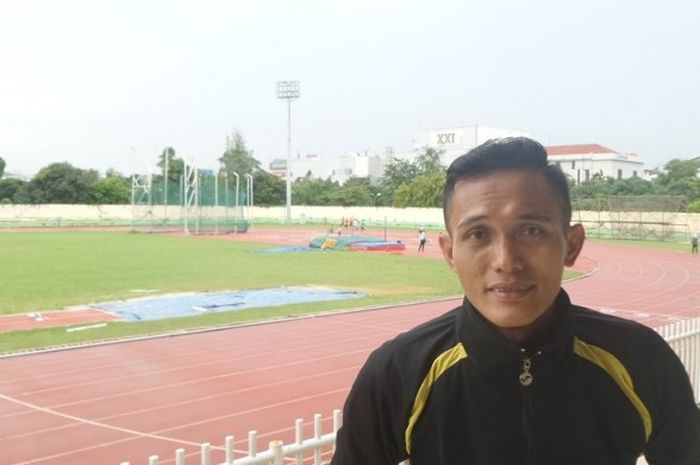 Wasit Musthofa Umarella menjalani wawancara dengan Kompas.com di Stadion Atletik Rawamangun, Selasa (2/4/2017).