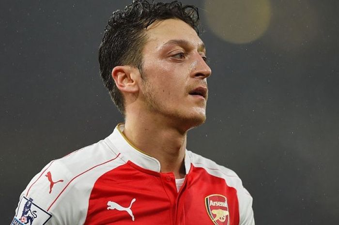 Aksi Mesut Oezil dalam partai Arsenal melawan Newcastle di Emirates, 2 Januari 2016. Oezil mengundang pendukung fanatik Arsenal hadir di stadion.