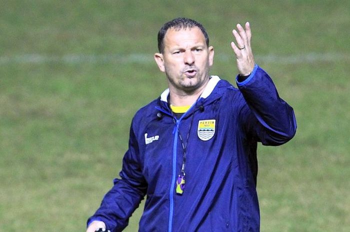 Pelatih Persib Bandung, Dejan Antonic, saat mengawal latihan di stadion Wibawa Mukti, Jababeka, Bekasi, Jawa Barat, Jum'at (11/03/2016).