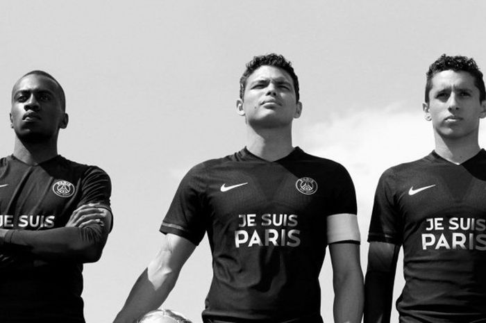 Para pemain PSG saat memamerkan jersey mereke dengan tulisan Je Suis Paris.