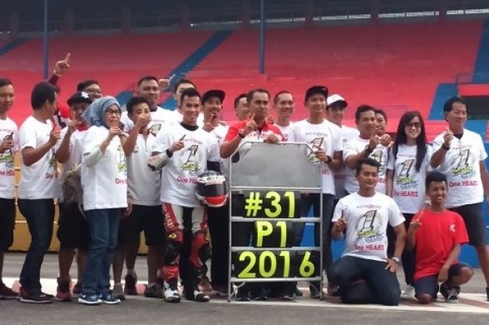 Pebalap Astra Honda Racing Team, Gerry Salim, berpose setelah memastikan diri sebagai juara umum pada Kejurnas IRS 2016. Gerry finis ke-6 pada balapan pertama kelas supersports yang berlangsung di Sirkuit Sentul, Bogor, Jawa Barat, Sabtu (5/11/2016).