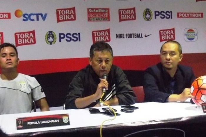 Pelatih Persela Lamongan, Heri Kiswanto (tengah), berbicara dalam konferensi pers timnya.