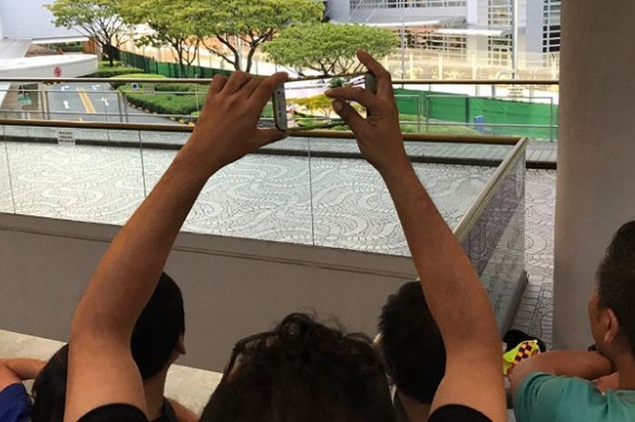Sejumlah pengunjung Mal Wilenia Walk tampak berdiri di jembatan penghubung hotel untuk menyaksikan FP3 GP Singapura, Sabtu (16/9/2017) sore.