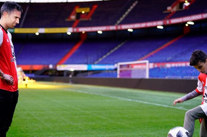 Robin van Persie bersama putranya, Shaqueel van Persie bermain bola bersama di Stadion Feyenoord, Senin (22/1/2018).