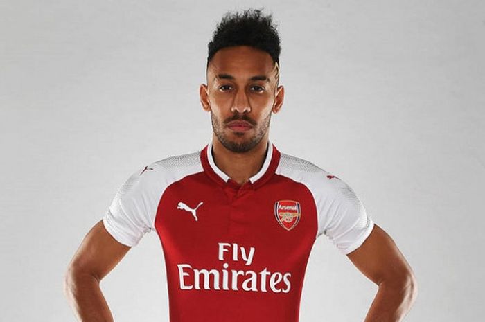 Sesi foto Pierre-Emerick Aubameyang setelah resmi berkostum Arsenal