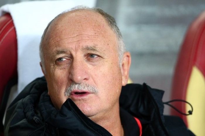 Luiz Felipe Scolari menduduki bangku cadangan Guangzhou Evergrande saat melawan Urawa Red Diamonds p