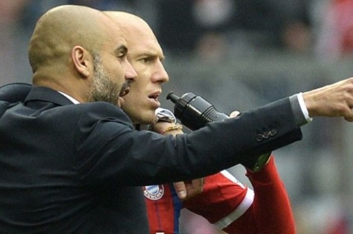 Josep Guardiola memberikan arahan kepada Arjen Robben dalam laga Bayern Muenchen melawan Hannover, 4 Oktober 2014.
