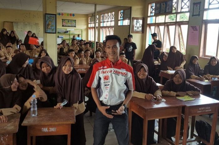 Pebalap Astra Honda Racing Team, Aswin Sanjaya, berbicara di depan siswa-siswi SMAN 1 Sidrap, Sulawesi Selatan, Sabtu (21/10/2017).