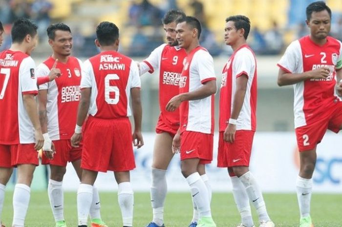 Para pemain PSM Makassar dalam laga kontra Persela Lamongan pada Grup C Piala Presiden 2017 di Stadion Si Jalak Harupat, Kabupaten Bandung, Minggu (12/2/2017).