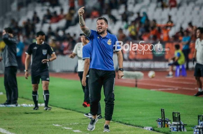  Pelatih Bhayangkara FC, Simon McMenemy, memberikan instruksi pada laga pembuka Liga 1 2018 kontra Persija Jakarta di Stadion Utama GBK pada Jumat (23/3/2018). 