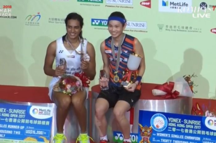 Tai Tzu Ying (Taiwan) dan Pusarla V. Sindhu (India) di podium Hong Kong Open 2017, Minggu (26/11/2017). 