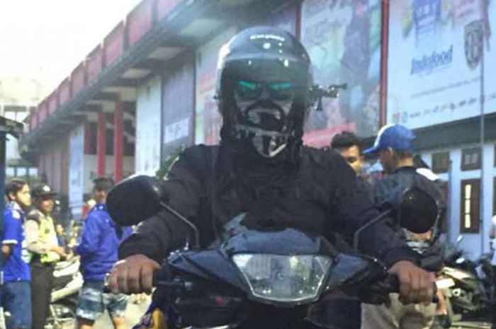 Denis Radiansyah, bobotoh yang naik motor dari Sukabumi-Bali untuk dukung Persib Bandung U-19.