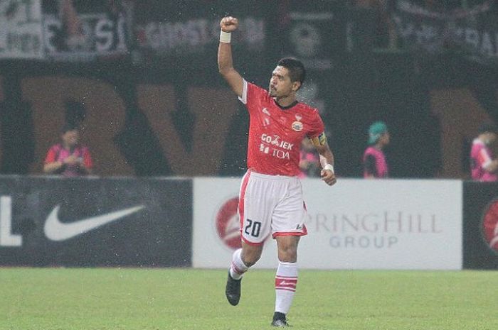 Striker senior Persija, Bambang Pamungkas mencetak dua gol kemenangan timnya atas Semen Padang pada laga pekan ke-31 Liga 1 musim 2017 di Stadion Patriot Candrabhaga, Kota Bekasi, Minggu (22/2017) malam. 