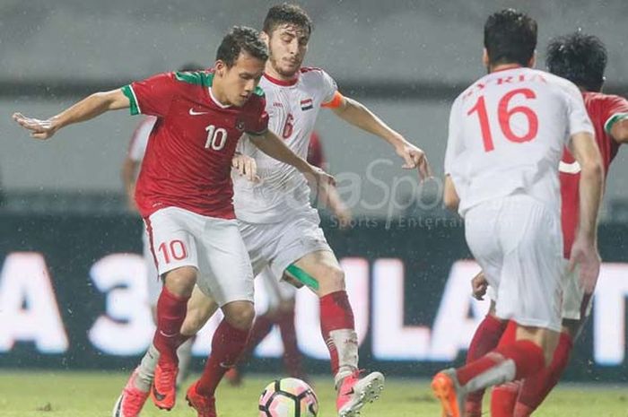  Pemain Timnas U-23 Indonesia Egy Maulana dikawal pemain Suriah U-23 saat laga di Stadion Wibawa Mukti, Cikarang, Kamis (16/11/2017) 