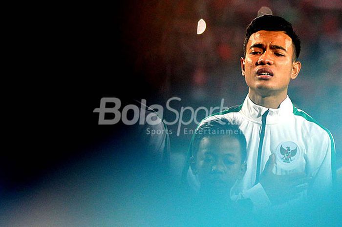 Gelandang timnas U-16 Indonesia, Brylian Negietha Aldama, menyanyikan lagu kebangsaan Indonesia Raya menjelang melawan Vietnam pada laga ketiga Grup A Piala AFF U-16 2018 di Stadion Gelora Delta Sidoarjo, Jawa Timur, Kamis (02/08/2018) malam.