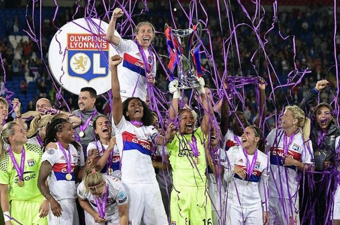 Pemain Lyon merayakan keberhasilan mereka meraih gelar juara Liga Champions Wanita 2016-2017 setelah di partai final mengalahkan Paris Saint-Germain lewat adu penalty di Stadion Cardiff City, Wales, (1/6/2017).