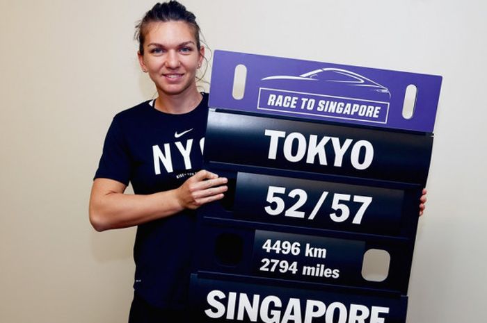 Petenis putri Rumania, Simona Halep, berpose dengan papan WTA Race to Singapore dalam sesi WTA all access hour pada turnamen Miami Open 2018 yang berlangsung di Crandon Park Tennis Center, Key Biscayne, Florida, Amerika Serikat, 21 Maret.