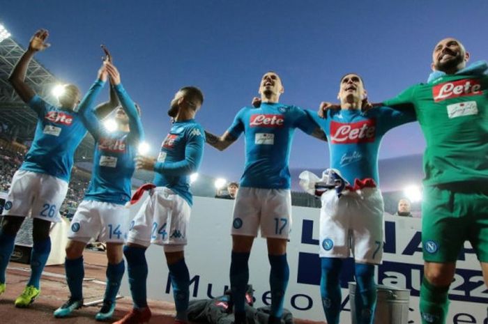 Para pemain Napoli merayakan kemenangan atas Sampdoria pada duel Liga Italia di Stadion San Paolo, 23 Desember 2017.