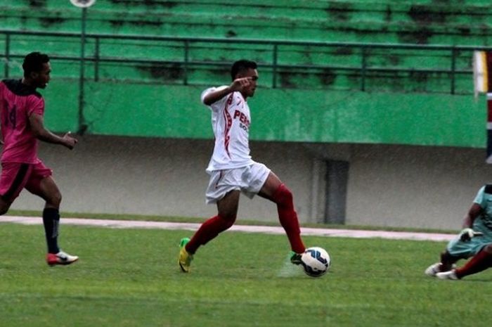 Pemain Persis, Bayu Nugroho, lepas dari hadangan bek Persisko pada uji coba di Stadion Manahan, Solo, Selasa (9/2/2016).