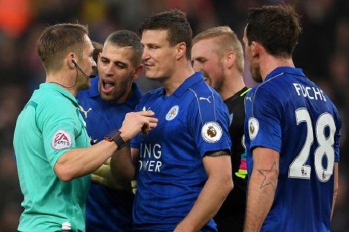 Para pemain Leicester City memprotes wasit Craig Pawson yang memberikan hadiah penalti kepada Stoke City, dalam lanjutan Premier League di Stadion Bet365, 17 Desember 2016. 