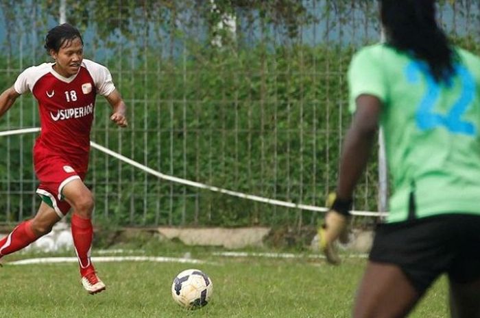 Gelandang Adam Alis dalam sebuah uji coba Barito Putera kontra African Selection di Stadion Bea Cukai, Jakarta Timur, Jumat (1/4/2016).