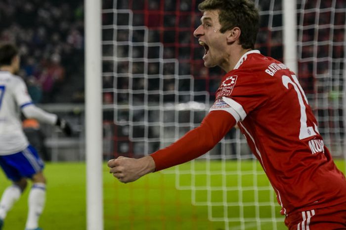 Pemain FC Bayern Muenchen, Thomas Mueller, merayakan golnya ke gawang Schalke 04 pada pertemuan di Liga Jerman di Stadion Allianz Arena, Sabtu (10/2/2018).