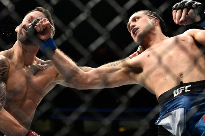 Brian Ortega (kanan) melancarkan pukulan keras ke arah Frankie Edgar (kiri) saat melakoni pertandingan main event UFC 222 di T-Mobile Arena, Nevada, Amerika Serikat pada tanggal 3 Maret 2018.