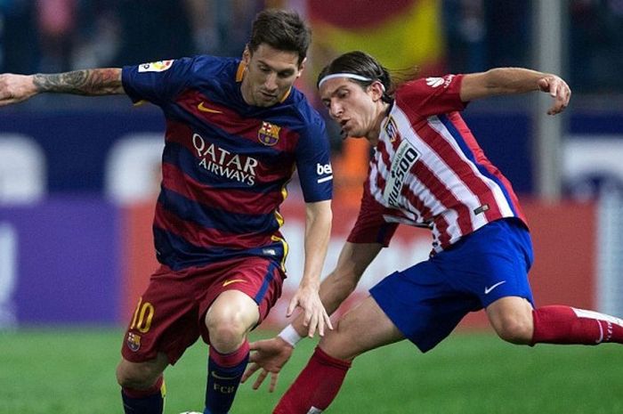 Lionel Messi berduel dengan bek Atletico, Filipe Luis, dalam laga Atletico versus Barcelona, 12 September 2015.