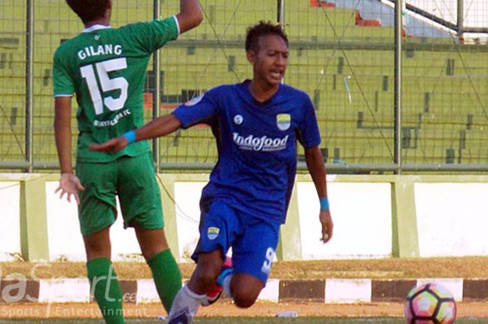 Aksi striker Persib Bandung U-19, Beckham Putra Nugraha, saat tampil melawan Bhayangkara FC U-19 dalam laga lanjutan Liga 1 U-19 di Stadion Siliwangi, Kota Bandung, Sabtu (26/8/2017).