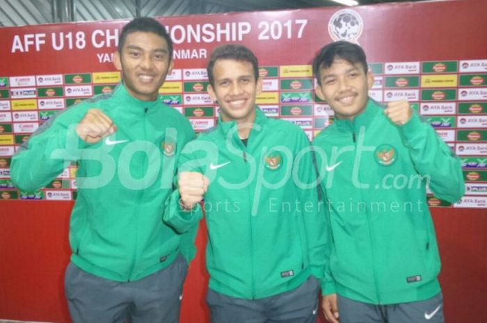 Pemain timnas U-19 Indonesia, Muhammad Rafli (kiri), Egy Maulana Vikri (tengah), dan Witan Sulaeman (kanan), berpose bersama seusai kemenangan atas Myanmar di perebutan peringkat ketiga Piala AFF U-18 di Thuwunna Stadium, Yangon, Myanmar, Minggu (17/9/2017.