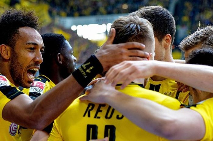 Pemain Borussia Dortmund, merayakan gol yang dicetak Marco Reus saat melawan Hoffenheim dalam laga lanjutan Liga Jerman 2016-2017 di Dortmund, (6/5/2017).