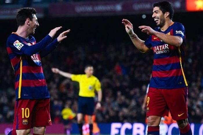 Lionel Messi (kiri) dan Luis Suarez merayakan gol Barcelona dalam pertandingan leg pertama semifinal Copa del Rey kontra Valencia di Stadion Camp Nou, Barcelona, Spanyol, 3 Februari 2016.