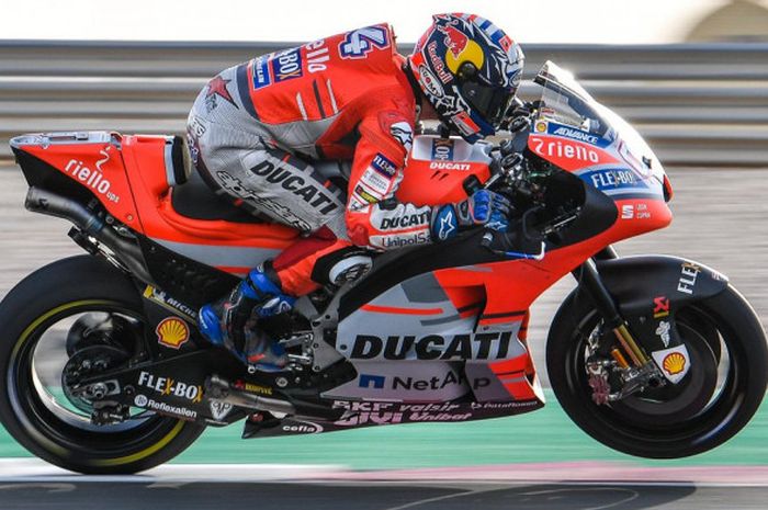 Pebalap Ducati, Andrea Dovizioso, memacu motornya saat menjalani tes pramusim MotoGP di Sirkuit Losail, Doha, Qatar, pada tanggal 2 Maret 2018.