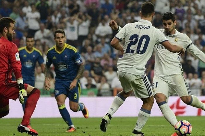 Penyerang Real Madrid, Alvaro Morata (kedua dari kanan), beraksi dalam pertandingan La Liga melawan Celta Vigo di Santiago Bernabeu, Madrid, Spanyol, 27 Agustus 2016.