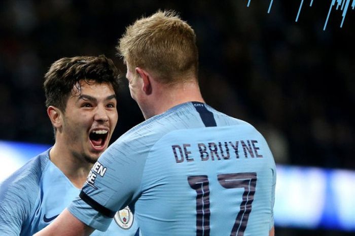 Penyerang Manchester City, Brahim Diaz (kiri), merayakan golnya bersama Kevin De Bruyne dalam laga babak 16 besar Piala Liga Inggris melawan Fulham di Stadion Etihad, Manchester pada 1 November 2018.