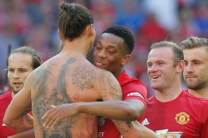 Penyerang Manchester United, Zlatan Ibrahimovic (tanpa kostum), melakukan selebrasi dengan memeluk Anthony Martial dalam laga Community Shield kontra Leicester City di Stadion Wembley, London, Inggris, 7 Agustus 2016.