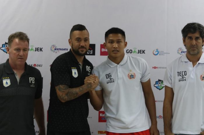 Kiper Persija Jakarta, Daryono, berjabat tangan dengan penyerang Persipura Jayapura, Marcel Sacramento di Stadion Pakansari, Kamis (24/5/2018)