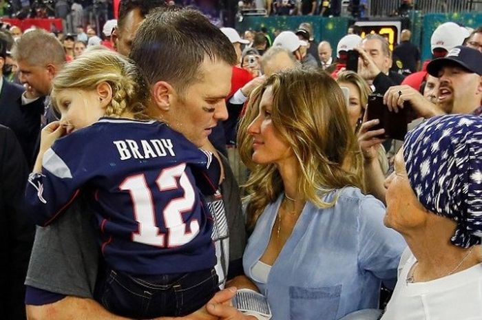 Pemain New England Patriots, Tom Brady (kiri), menatap istrinya, Gisele Bundchen, seusai menjuarai Super Bowl LI di NRG Stadium, 5 Februari 2017. 