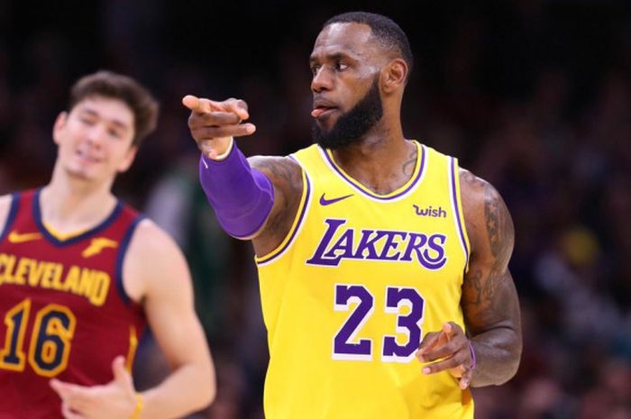 LeBron James (jersey kuning) saat memperkuat LA Lakers menghadapi Cleveland Cavaliers dalam laga lanjutan NBA 2018/19.