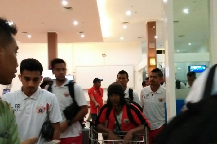 Skuat Persija Jakarta saat tiba di Bandara Adi Soemarmo, Solo, Rabu (1/11/2017).