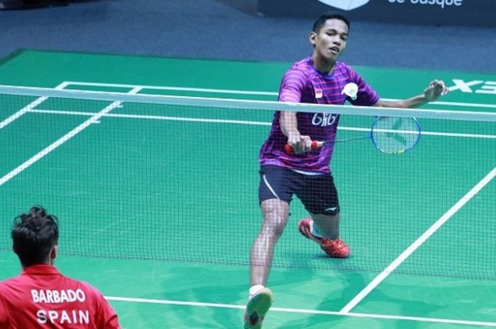 Pebulu tangkis tunggal putra nasional, Chico Aura Dwi Wardoyo, ketika tampil di partai kedua melawan Barbado Miguel (Spanyol) pada babak penentuan juara grup F nomor beregu Kejuaraan Dunia Junior 2016 di Bilbao Arena, Kamis (3/11/2016).