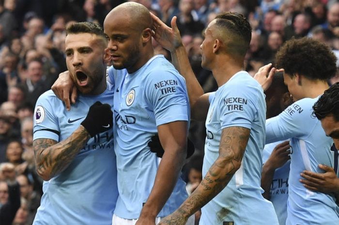 Selebrasi para pemain Manchester City merayakan gol yang dicetak Vincent Kompany (kedua dari kiri) ke gawang Manchester United dalam laga Liga Inggris di Stadion Etihad, Manchester, Inggris pada Sabtu (7/4/2018).    