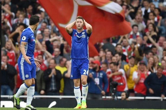 Bek Chelsea, Gary Cahill, bereaksi sesuai melakukan kesalahan sehingga tercipta gol pertama Arsenal pada laga Premier League antara Arsenal vs Chelsea, Sabtu (24/9/2016).