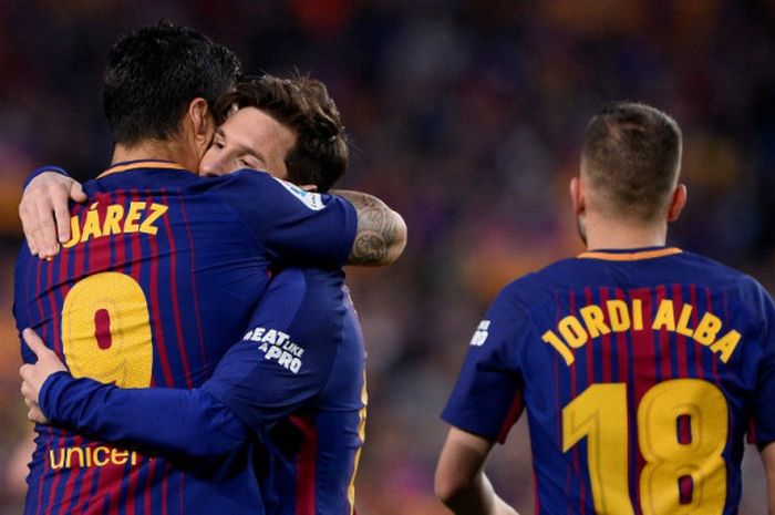 Penyerang FC Barcelona, Luis Suarez (kiri), merayakan golnya bersama Lionel Messi dalam laga Liga Spanyol kontra Real Madrid di Stadion Camp Nou, Barcelona pada 6 Mei 2018. 