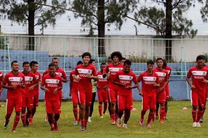 Para pemain Madura United saat latihan di Stadion Brantas, Batu, Jawa Timur pada Selasa (9/2/2016). 