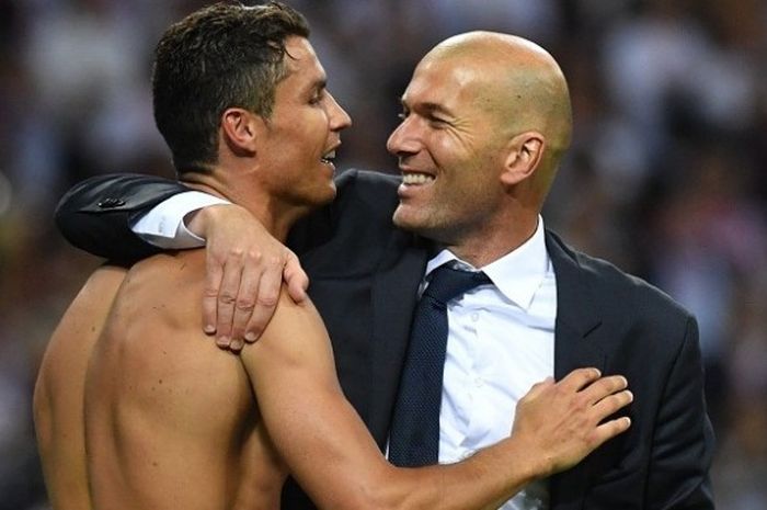 Pemain Real Madrid, Cristiano Ronaldo (kiri), memeluk pelatihnya, Zinedine Zidane, usai memastikan timnya menjadi juara Liga Champions 2015-2016 di Stadion San Siro, Milan, Sabtu (28/5/2016) waktu setempat.