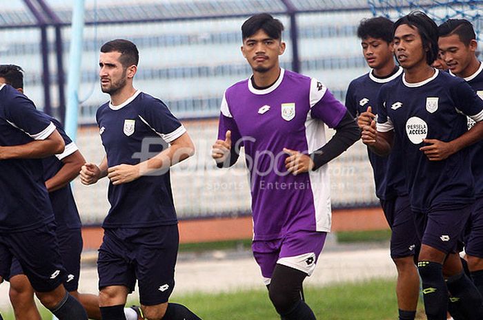 Fitrul Dwi Mustofa (ungu) saat mengikuti sesi latihan Persela Lamongan.